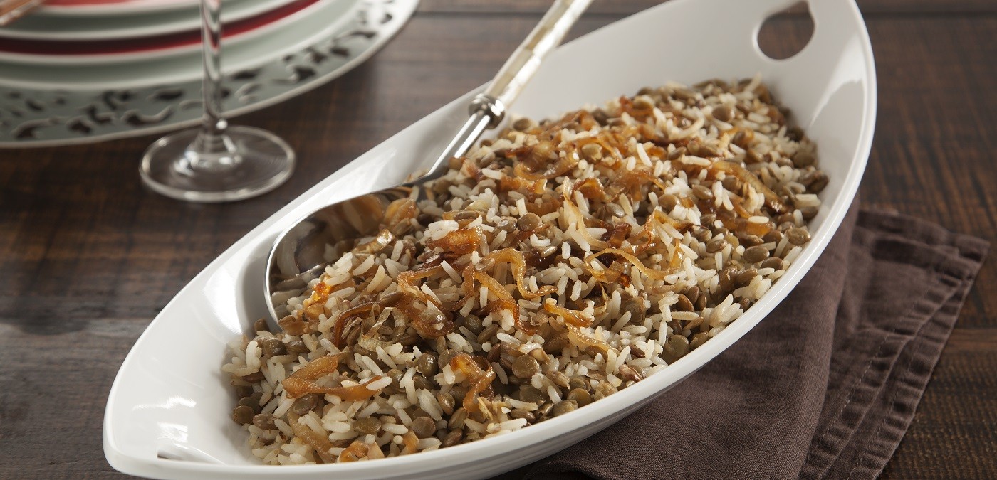 arroz com lentilhas e cebola caramelizada