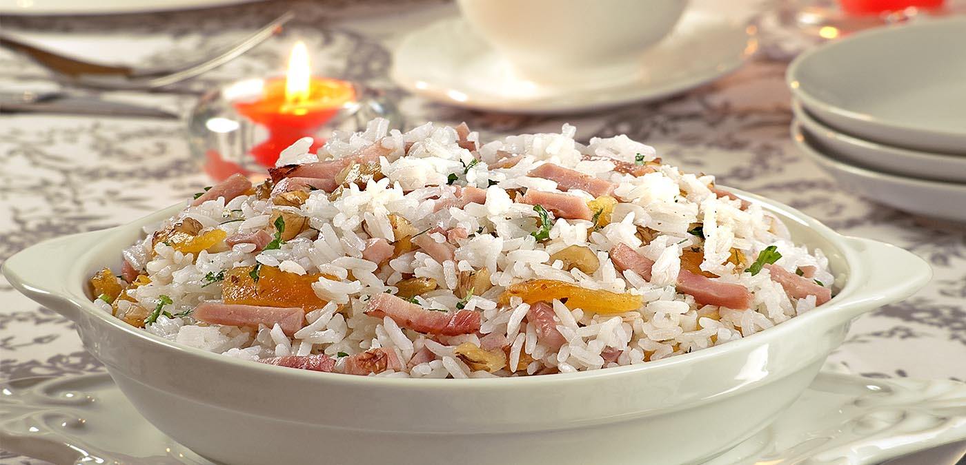 foto de arroz com nozes, castanhas, avelãs e tamara 